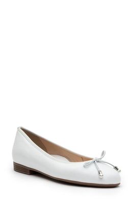 ara Scout Flat in White Cervocalf