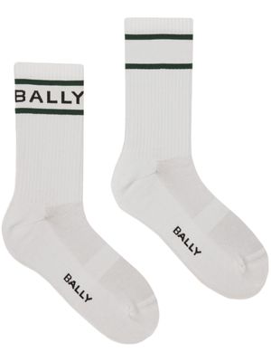 Bally logo-intarsia ribbed ankle socks - White