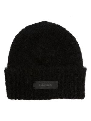 Calvin Klein logo-tag ribbed beanie - Black